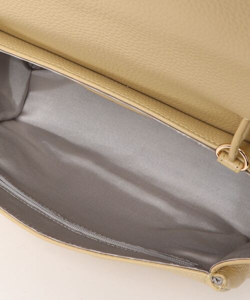 Beau're(ヴュレ)の「【BEAURE】カウレザー 2wayフラップショルダーバッグ B-26330(ショルダーバッグ・レディース・ブラウン/ライトイエロー/グレイッシュベージュ/ワイン/アイボリー/ブラック・FREE)」の11枚目の写真