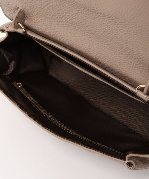 Beau're(ヴュレ)の「【BEAURE】カウレザー 2wayフラップショルダーバッグ B-26330(ショルダーバッグ・レディース・ブラウン/ライトイエロー/グレイッシュベージュ/ワイン/アイボリー/ブラック・FREE)」の12枚目の写真