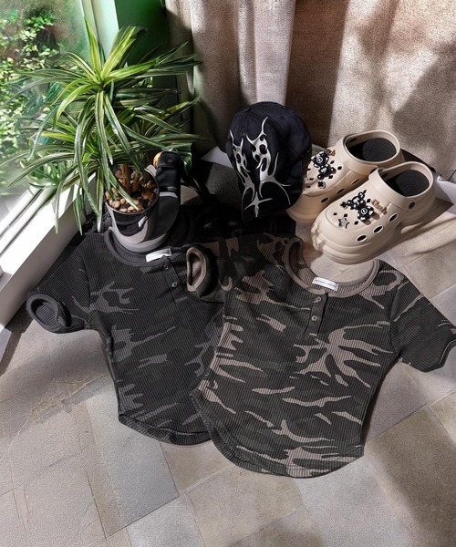 1111clothing(ワンフォークロージング)の「カモフラ柄 ヘンリーネック クロップド Tシャツ / Camouflage Henley Neck Cropped T-shirt(Tシャツ/カットソー・レディース・カーキ/ブラック・FREE)」の17枚目の写真