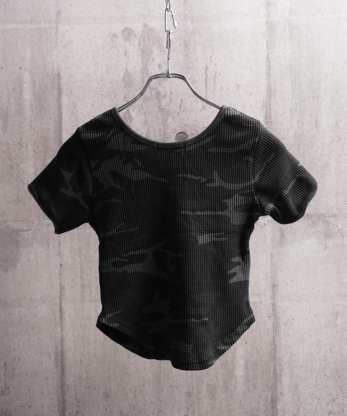 1111clothing(ワンフォークロージング)の「カモフラ柄 ヘンリーネック クロップド Tシャツ / Camouflage Henley Neck Cropped T-shirt(Tシャツ/カットソー・レディース・カーキ/ブラック・FREE)」の19枚目の写真