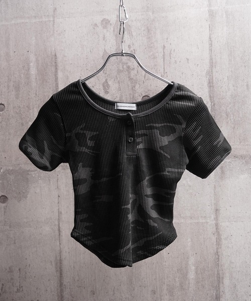 1111clothing(ワンフォークロージング)の「カモフラ柄 ヘンリーネック クロップド Tシャツ / Camouflage Henley Neck Cropped T-shirt(Tシャツ/カットソー・レディース・カーキ/ブラック・FREE)」の18枚目の写真