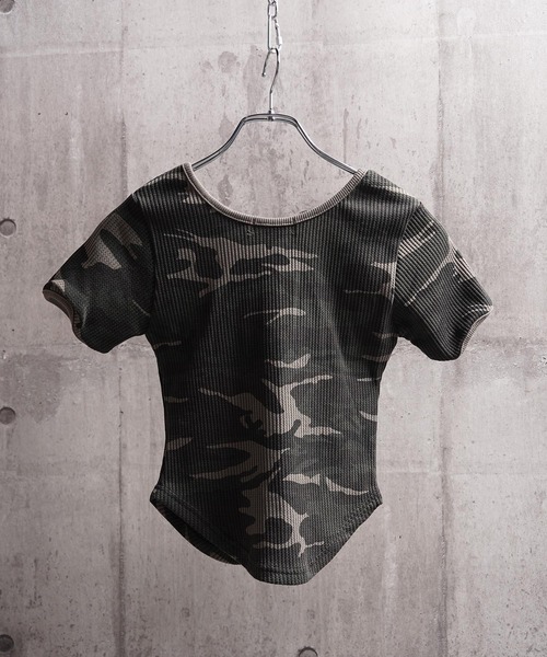 1111clothing(ワンフォークロージング)の「カモフラ柄 ヘンリーネック クロップド Tシャツ / Camouflage Henley Neck Cropped T-shirt(Tシャツ/カットソー・レディース・カーキ/ブラック・FREE)」の10枚目の写真