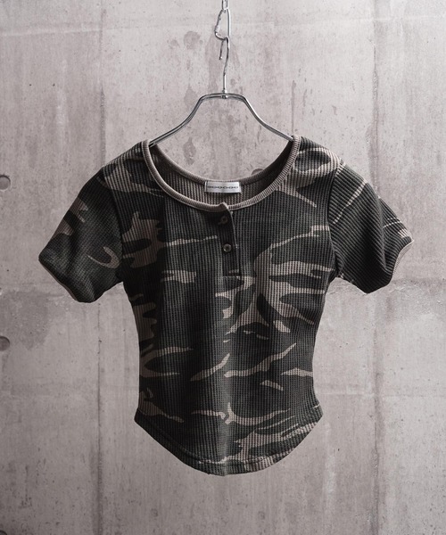 1111clothing(ワンフォークロージング)の「カモフラ柄 ヘンリーネック クロップド Tシャツ / Camouflage Henley Neck Cropped T-shirt(Tシャツ/カットソー・レディース・カーキ/ブラック・FREE)」の9枚目の写真