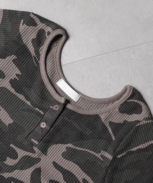1111clothing(ワンフォークロージング)の「カモフラ柄 ヘンリーネック クロップド Tシャツ / Camouflage Henley Neck Cropped T-shirt(Tシャツ/カットソー・レディース・カーキ/ブラック・FREE)」の20枚目の写真