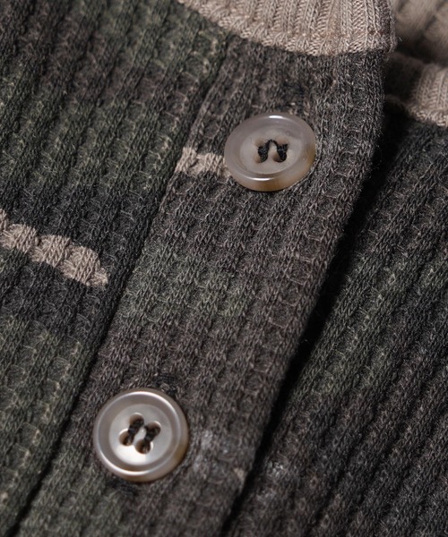 1111clothing(ワンフォークロージング)の「カモフラ柄 ヘンリーネック クロップド Tシャツ / Camouflage Henley Neck Cropped T-shirt(Tシャツ/カットソー・レディース・カーキ/ブラック・FREE)」の21枚目の写真