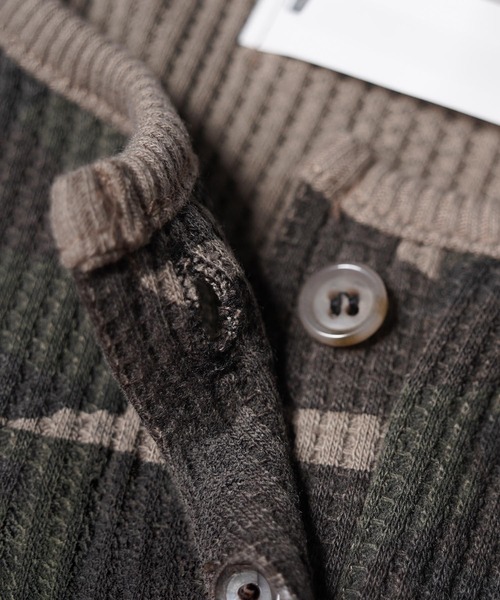 1111clothing(ワンフォークロージング)の「カモフラ柄 ヘンリーネック クロップド Tシャツ / Camouflage Henley Neck Cropped T-shirt(Tシャツ/カットソー・レディース・カーキ/ブラック・FREE)」の22枚目の写真