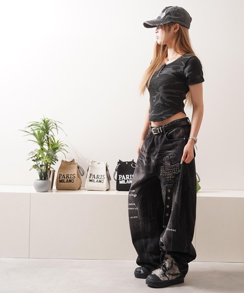 1111clothing(ワンフォークロージング)の「カモフラ柄 ヘンリーネック クロップド Tシャツ / Camouflage Henley Neck Cropped T-shirt(Tシャツ/カットソー・レディース・カーキ/ブラック・FREE)」の7枚目の写真