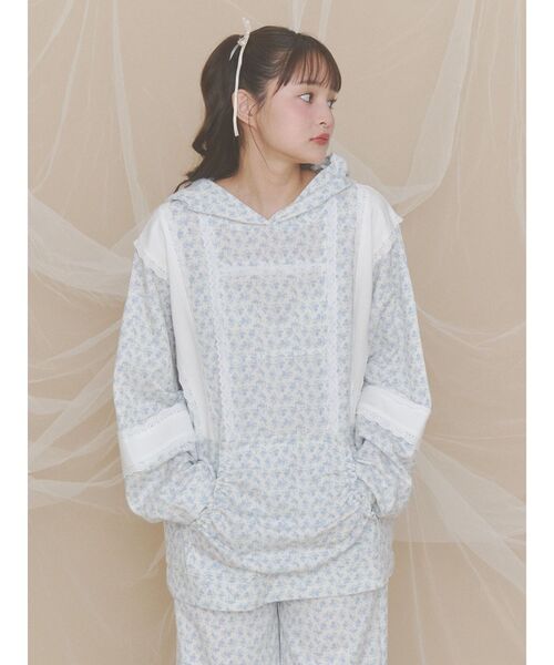 merry jenny(メリージェニー)の「flowerコラージュフーディ(パーカー・レディース・ブルー/アイボリー/ピンク・FREE)」の2枚目の写真