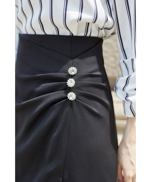 tocco closet(トッコ クローゼット)の「ビジュー付きドレープタックタイトスカート(スカート・レディース・モカ/ブラック・M)」の11枚目の写真