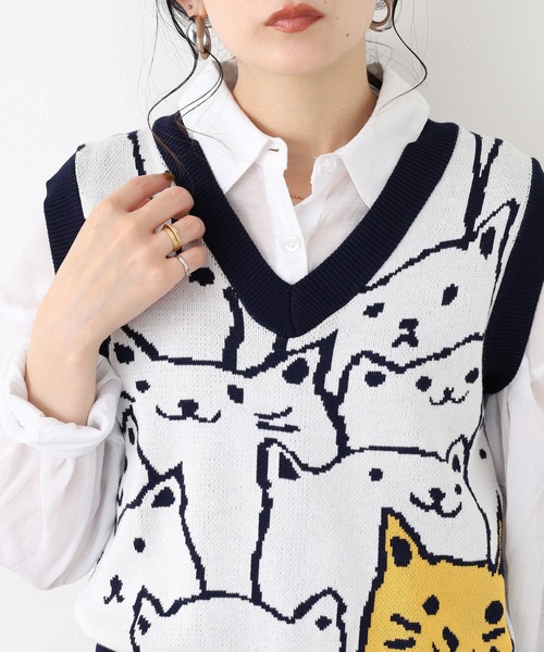 crossi（クロッシー）の「ねこ総柄ジャガードVネックニットベスト（ベスト・レディース・ベージュ・FREE）」の4枚目の写真