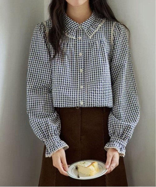 &soiree(アンドソワレ)の「スタンドカラーレースレイヤードチェック柄長袖ブラウス(シャツ/ブラウス・レディース・ネイビー・SMALL/MEDIUM/LARGE)」の3枚目の写真