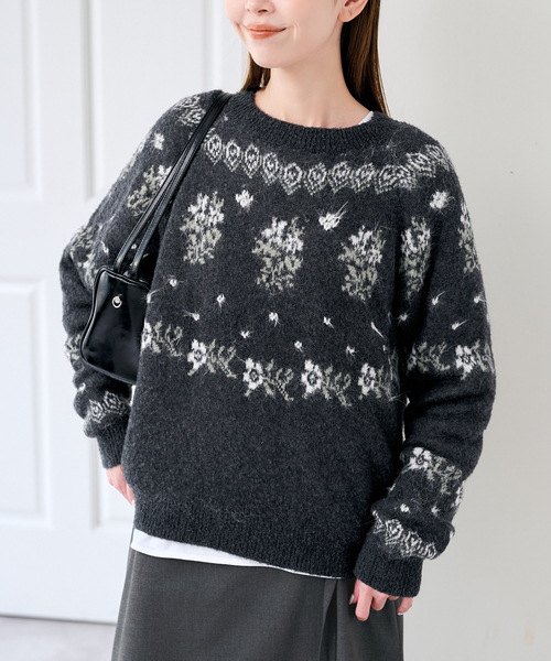 U by SPICK&SPAN(ユーバイスピックアンドスパン)の「フラワーモチーフフェザージャガードニット(ニット/セーター・レディース・チャコールグレー/ボルドー・FREE)」の1枚目の写真
