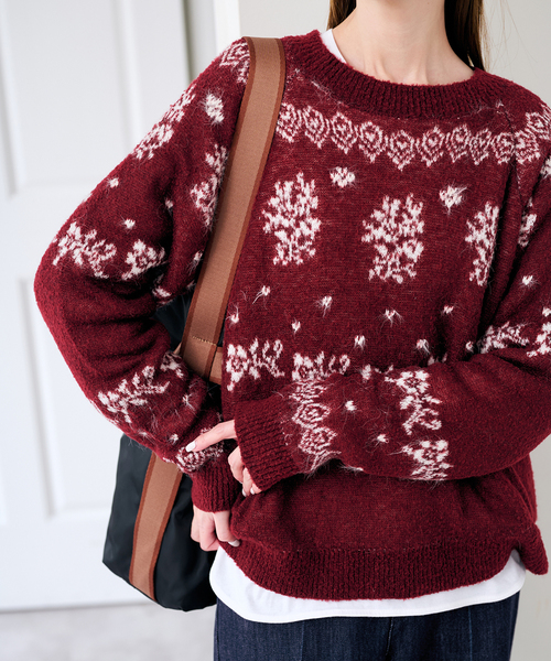 U by SPICK&SPAN(ユーバイスピックアンドスパン)の「フラワーモチーフフェザージャガードニット(ニット/セーター・レディース・チャコールグレー/ボルドー・FREE)」の2枚目の写真