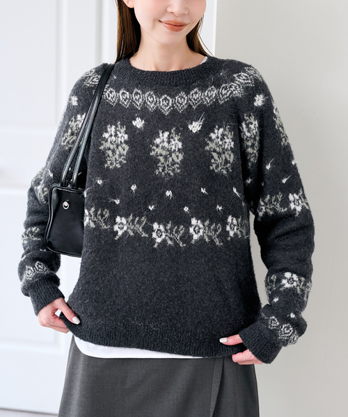 U by SPICK&SPAN(ユーバイスピックアンドスパン)の「フラワーモチーフフェザージャガードニット(ニット/セーター・レディース・チャコールグレー/ボルドー・FREE)」の22枚目の写真