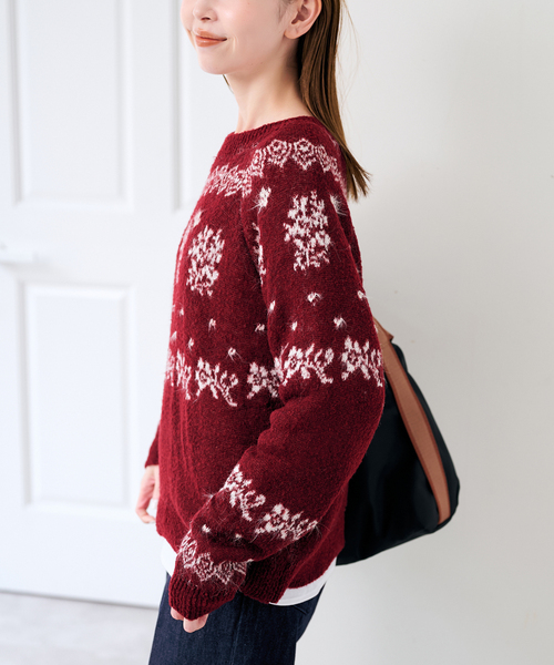 U by SPICK&SPAN(ユーバイスピックアンドスパン)の「フラワーモチーフフェザージャガードニット(ニット/セーター・レディース・チャコールグレー/ボルドー・FREE)」の4枚目の写真