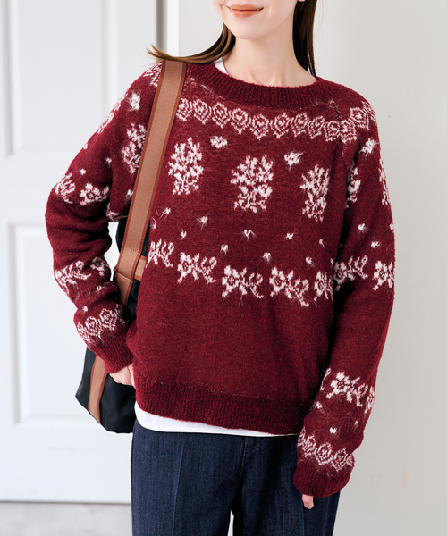 U by SPICK&SPAN(ユーバイスピックアンドスパン)の「フラワーモチーフフェザージャガードニット(ニット/セーター・レディース・チャコールグレー/ボルドー・FREE)」の5枚目の写真