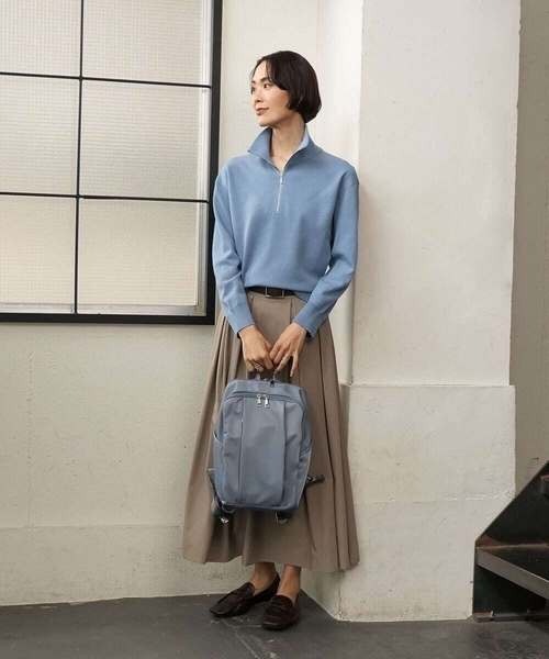 MK MICHEL KLEIN（エムケーミッシェルクラン）の「[15L/撥水/A4収納可]フロントタックデザインコンパクトリュック（バックパック/リュック・レディース・グレー/ダークインディゴブルー/ブラック・00）」の4枚目の写真