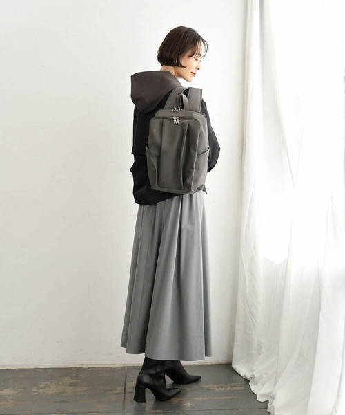 MK MICHEL KLEIN（エムケーミッシェルクラン）の「[15L/撥水/A4収納可]フロントタックデザインコンパクトリュック（バックパック/リュック・レディース・グレー/ダークインディゴブルー/ブラック・00）」の9枚目の写真