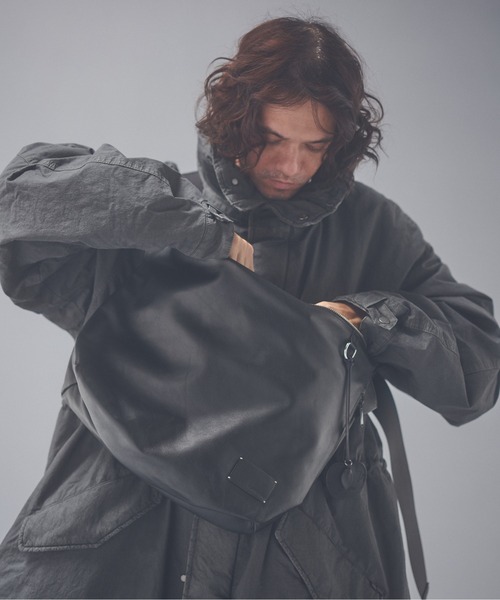 ADAM PATEK（アダムパテック）の「ADAMPATEK/w/r leather medium shoulder bag/撥水レザーミディアムショルダーバッグ（ショルダーバッグ・メンズ・ブラック・FREE）」の2枚目の写真
