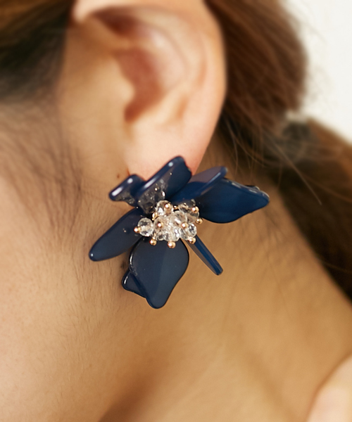 AMERICAN RAG CIE（アメリカンラグシー）の「AMERICAN RAG CIE　アクリルフラワーピアス【WEB限定】（ピアス（両耳用）・レディース・ネイビー/ホワイト・FREE）」の2枚目の写真