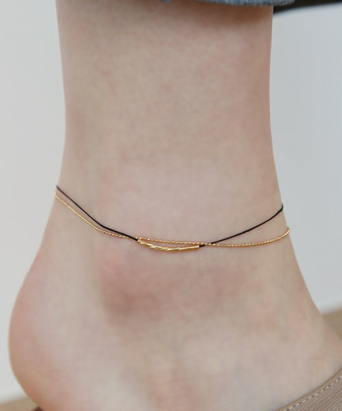 colleca la（コレカラ）の「ねじりパイプ・2連アンクレット（アンクレット・レディース・ベージュ/ブラック・FREE）」の3枚目の写真