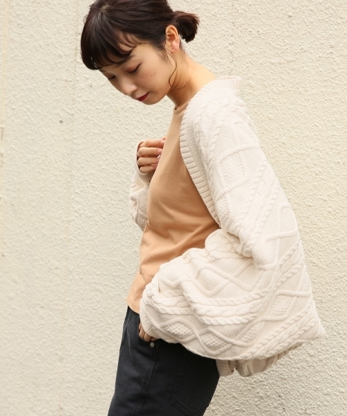 LOWRYS FARM(ローリーズファーム)の「ケーブルモモンガカーディガン 784369(カーディガン/ボレロ・レディース・ブラック/ブラウン/レッド/アイボリー・FREE)」の2枚目の写真