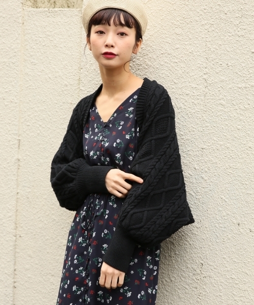 LOWRYS FARM(ローリーズファーム)の「ケーブルモモンガカーディガン 784369(カーディガン/ボレロ・レディース・ブラック/ブラウン/レッド/アイボリー・FREE)」の3枚目の写真