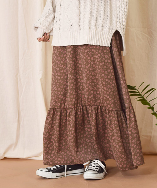 w closet(ダブルクローゼット)の「マットサテン花柄ティアードスカート(スカート・レディース・ブラウン/ダークグリーン・FREE)」の2枚目の写真