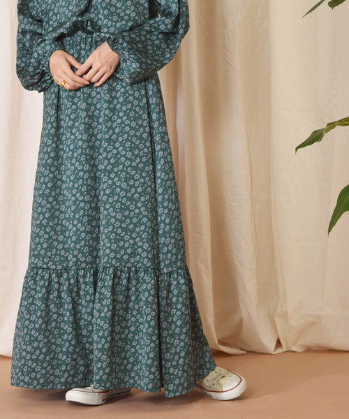 w closet(ダブルクローゼット)の「マットサテン花柄ティアードスカート(スカート・レディース・ブラウン/ダークグリーン・FREE)」の1枚目の写真