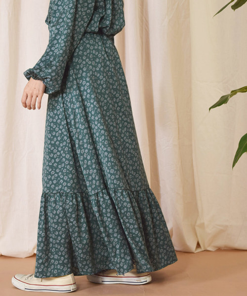 w closet(ダブルクローゼット)の「マットサテン花柄ティアードスカート(スカート・レディース・ブラウン/ダークグリーン・FREE)」の4枚目の写真