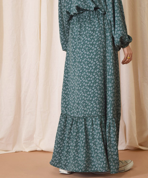 w closet(ダブルクローゼット)の「マットサテン花柄ティアードスカート(スカート・レディース・ブラウン/ダークグリーン・FREE)」の5枚目の写真