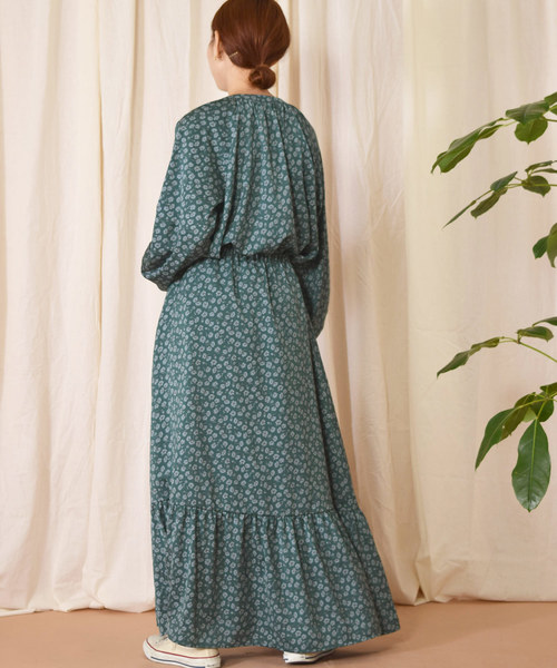 w closet(ダブルクローゼット)の「マットサテン花柄ティアードスカート(スカート・レディース・ブラウン/ダークグリーン・FREE)」の6枚目の写真