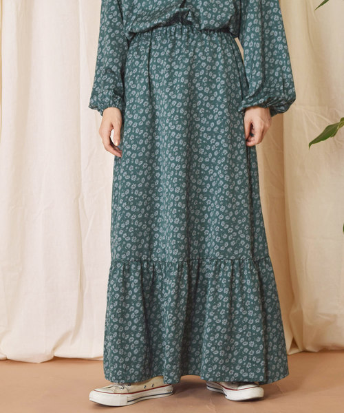 w closet(ダブルクローゼット)の「マットサテン花柄ティアードスカート(スカート・レディース・ブラウン/ダークグリーン・FREE)」の10枚目の写真