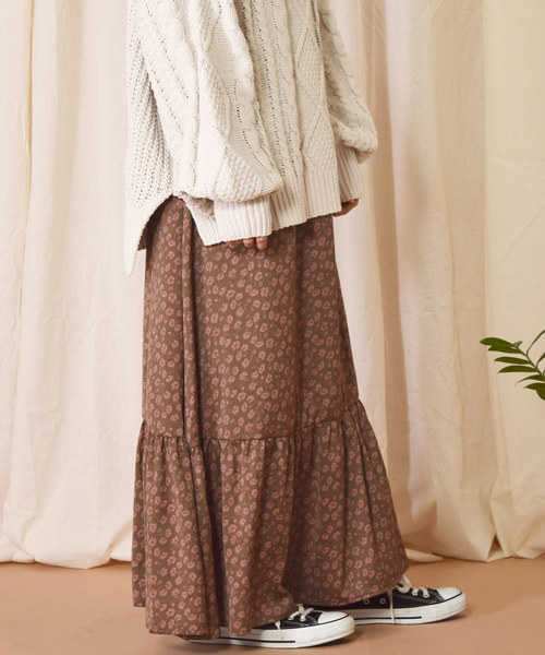 w closet(ダブルクローゼット)の「マットサテン花柄ティアードスカート(スカート・レディース・ブラウン/ダークグリーン・FREE)」の12枚目の写真