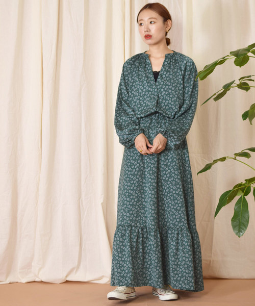 w closet(ダブルクローゼット)の「マットサテン花柄ティアードスカート(スカート・レディース・ブラウン/ダークグリーン・FREE)」の3枚目の写真