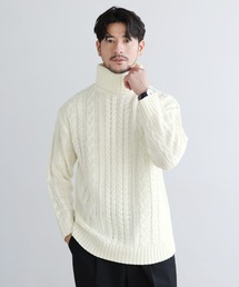セミワイドシルエットケーブル編みタートルネックニット