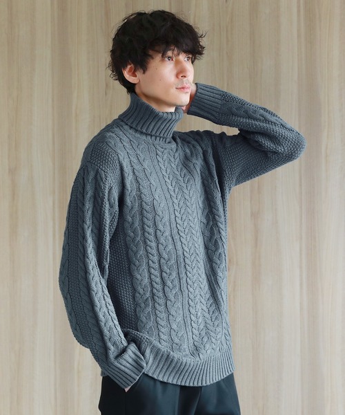 SPU（スプ）の「セミワイドシルエットケーブル編みタートルネックニット（ニット/セーター・メンズ・ワイン/キャメル/レッド系その他/ブルー系その他/ネイビー/インディゴブルー/ブルー/グリーン/カーキ/ベージュ/チャコール/モカ/杢グレー/グレー系その他/ブラック/ブラック系その他/オフホワイト/ホワイト系その他/ホワイト/グレー系その他2/ブルーグレー/ベージュ系/テラコッタ・S/M/L/XL）」の6枚目の写真