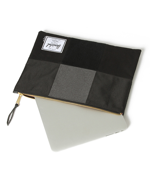 BEAMS(ビームス)の「Herschel×BEAMS / 別注 “Network XL”(BLACK)(クラッチバッグ・メンズ・ブラック・ONE SIZE)」の3枚目の写真