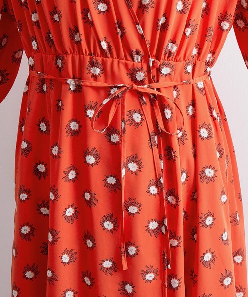 ADAM ET ROPE'（アダムエロペ）の「GERBERAプリントワンピース（ワンピース・レディース・オレンジ/グリーン・FREE）」の13枚目の写真