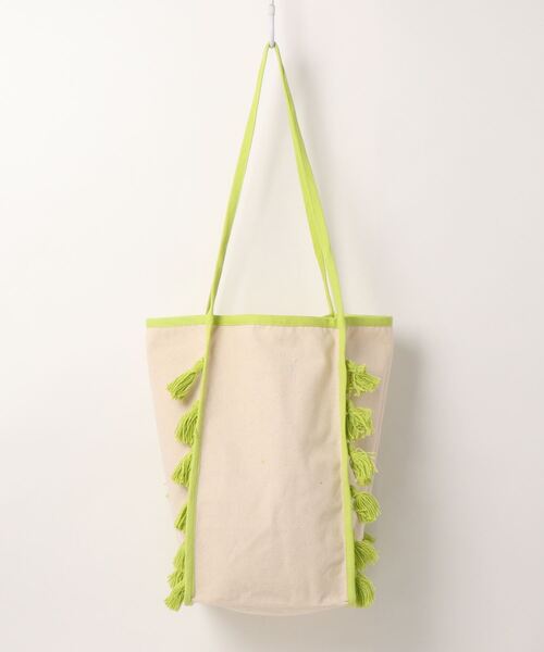 Lilas Campbell（リラキャンベル）の「Lilas Campbell　tassel Tote Bag（トートバッグ・レディース・アイボリー/グリーン・FREE）」の3枚目の写真