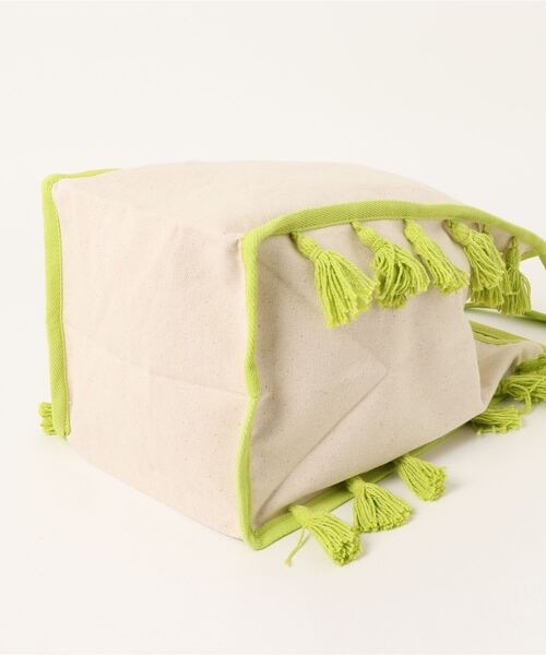 Lilas Campbell（リラキャンベル）の「Lilas Campbell　tassel Tote Bag（トートバッグ・レディース・アイボリー/グリーン・FREE）」の4枚目の写真