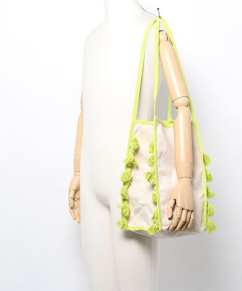 Lilas Campbell（リラキャンベル）の「Lilas Campbell　tassel Tote Bag（トートバッグ・レディース・アイボリー/グリーン・FREE）」の6枚目の写真
