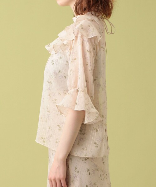 ME COUTURE（ミークチュール）の「ベルフラワーシャインブラウス
