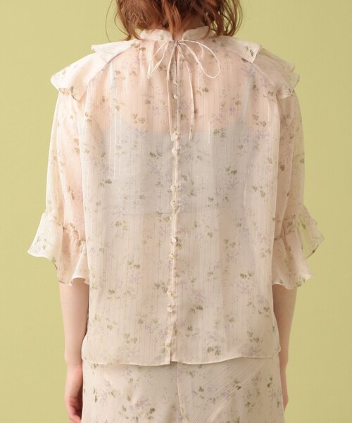 ME COUTURE（ミークチュール）の「ベルフラワーシャインブラウス