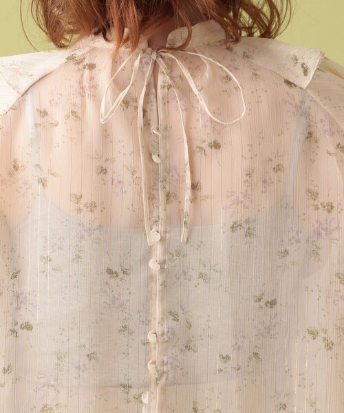 ME COUTURE（ミークチュール）の「ベルフラワーシャインブラウス