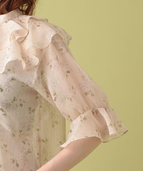 ME COUTURE（ミークチュール）の「ベルフラワーシャインブラウス