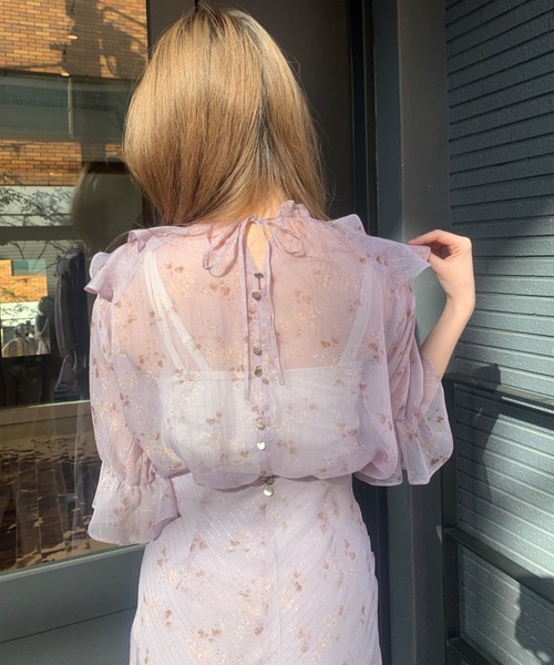 ME COUTURE（ミークチュール）の「ベルフラワーシャインブラウス