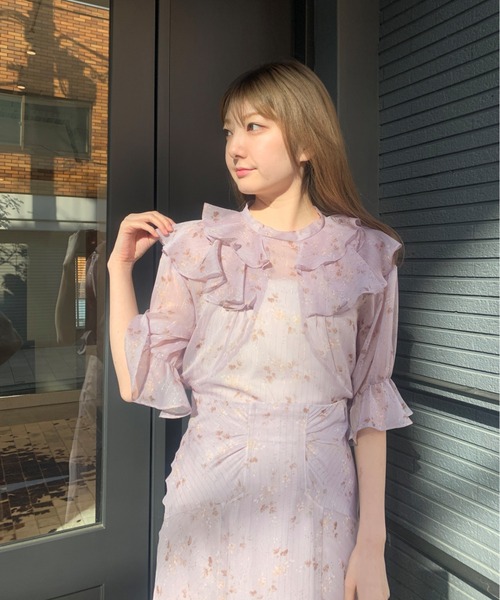 ME COUTURE（ミークチュール）の「ベルフラワーシャインブラウス