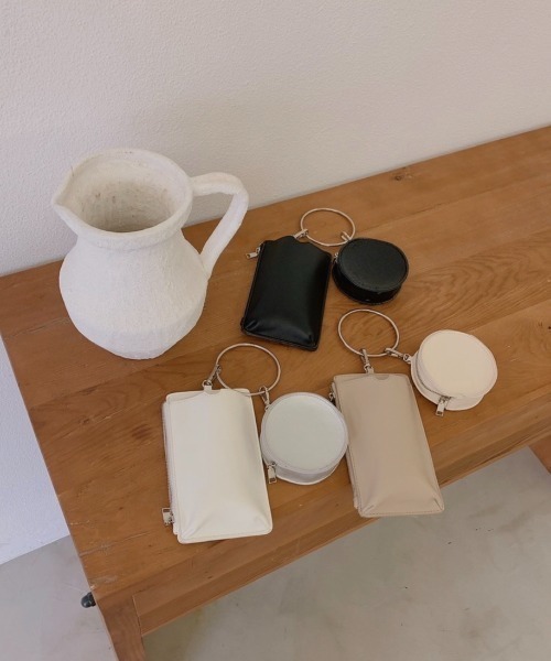 VANNIE U（ヴァニーユー）の「リングハンドルチャームミニショルダーバッグ（ショルダーバッグ・レディース・ホワイト/ブラック/ベージュ・FREE）」の2枚目の写真