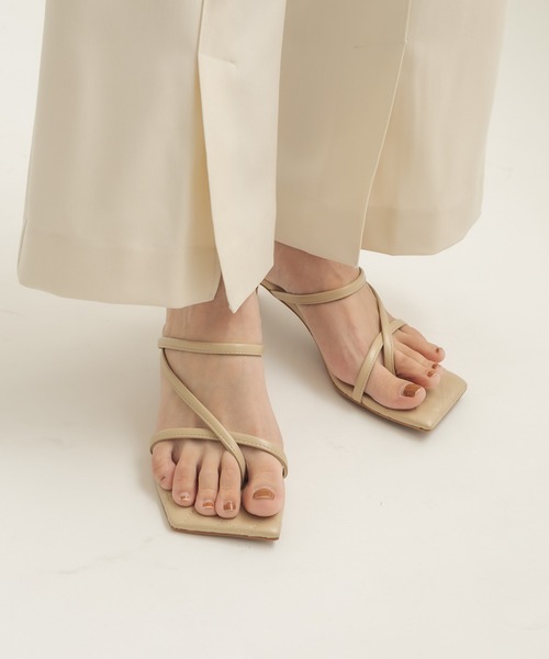 CAPRICIEUX LE'MAGE（カプリシューレマージュ）の「クロスストラップサンダル（サンダル・レディース・ブラック/アイボリー・39/37）」の2枚目の写真